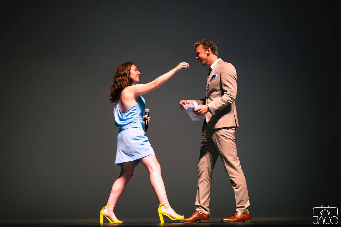 Kato en Benjamin van Artcher Entertainment op een podium